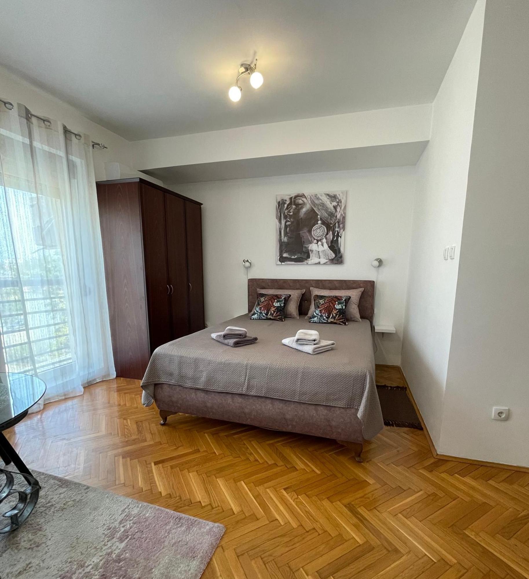 Апартаменты Apartman 62 - Besplatan Gradski Parking - Нови-Сад Экстерьер фото